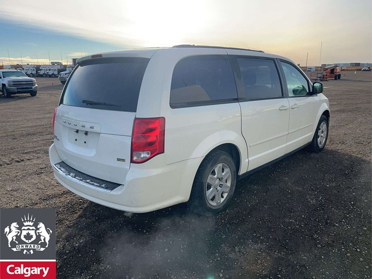 2012-dodge-grand-caravan-sxt-image-4