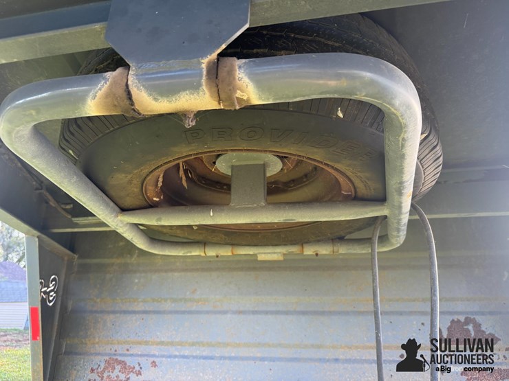 2016-swift-built-tri/a-livestock-trailer-image-15