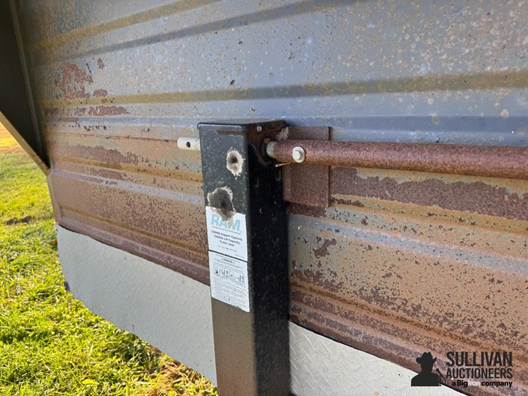 2016-swift-built-tri/a-livestock-trailer-image-18