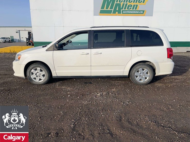 2012-dodge-grand-caravan-sxt-image-2