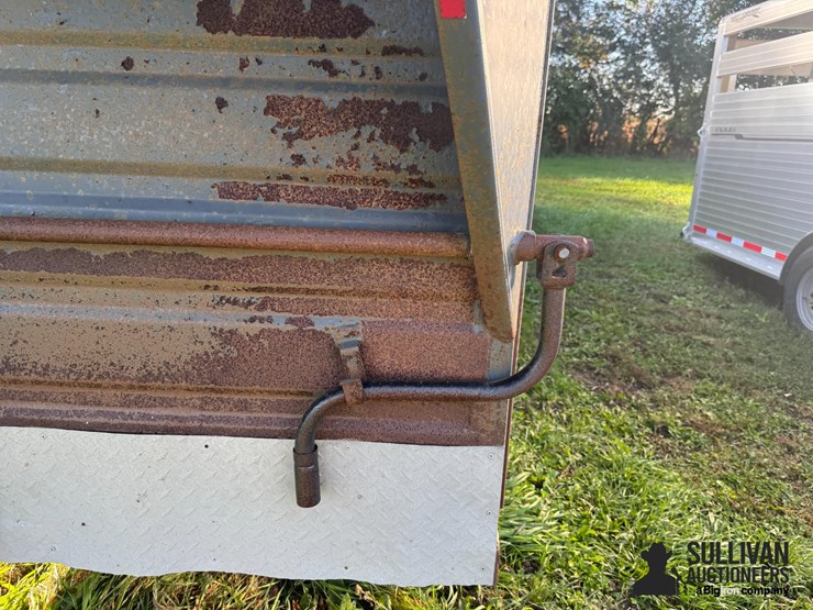 2016-swift-built-tri/a-livestock-trailer-image-19