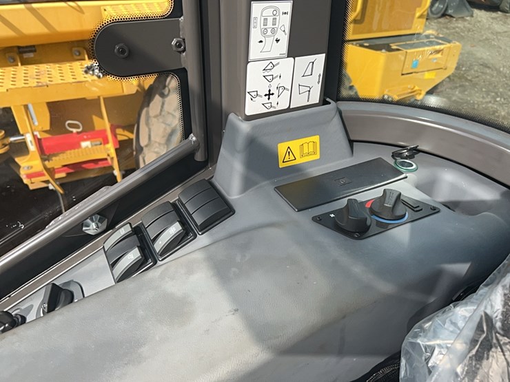 2023-hitachi-zw95-image-14