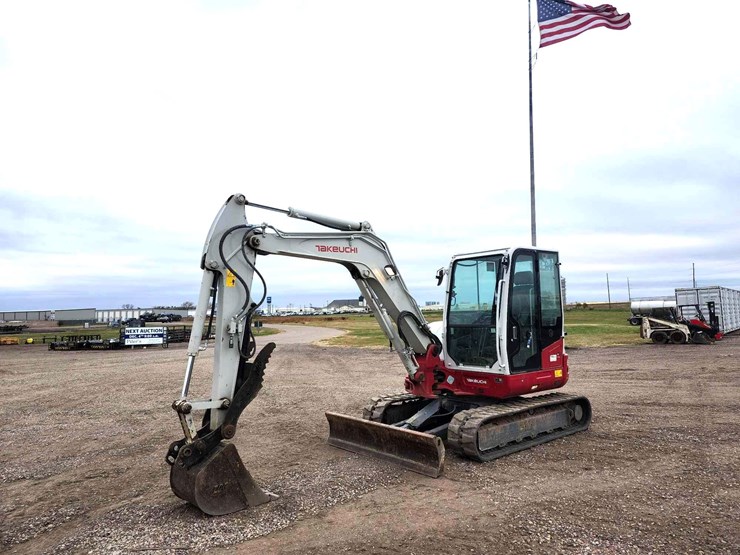 2015-takeuchi-tb260-mini-excavator-image-1