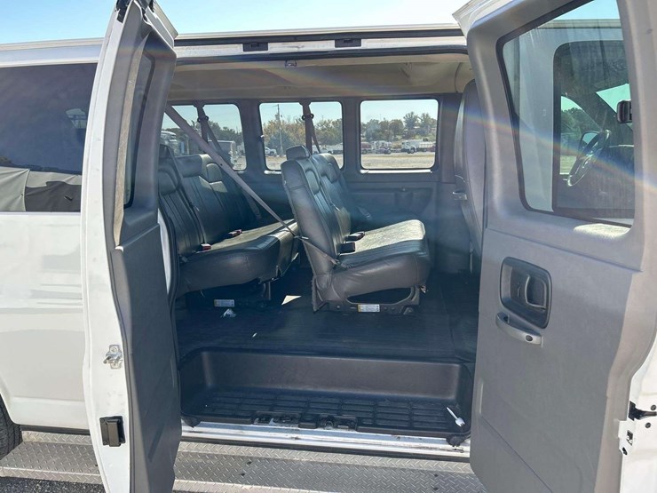 2013-chevrolet-express-3500-passenger-van-image-19