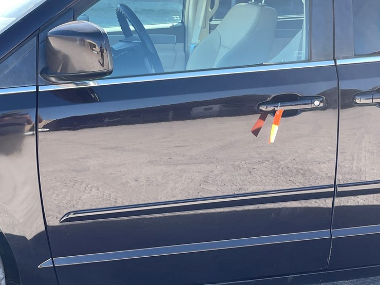 2010-volkswagen-routan-image-17