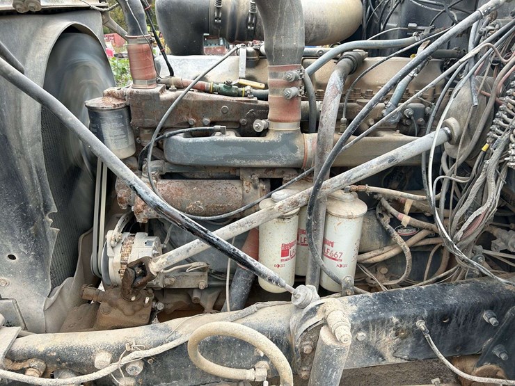 1989-mack-r690t-fuel-&-lube-truck-image-21