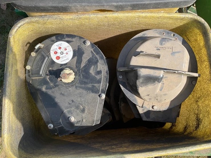 #52-•-1974-john-deere-p7100-planter-image-9