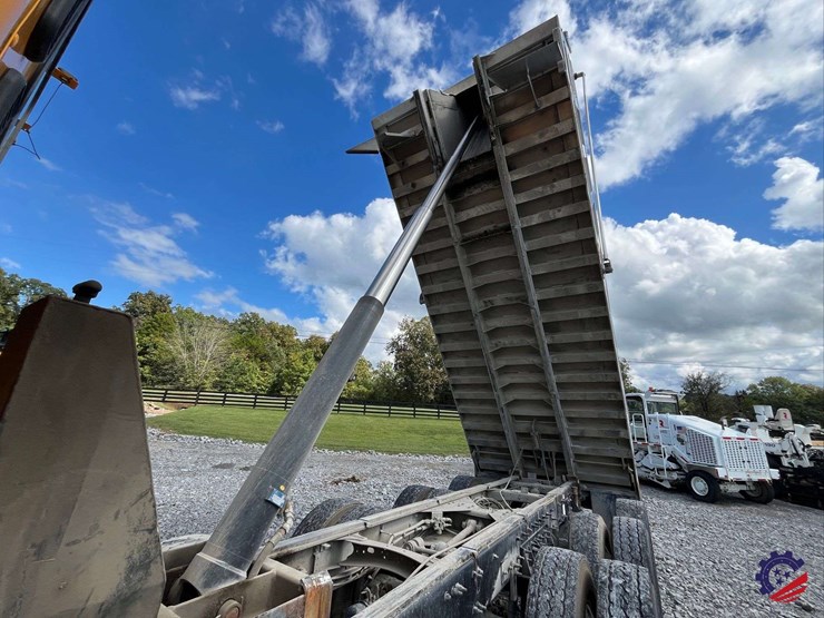 2020-freightliner-122sd-image-78