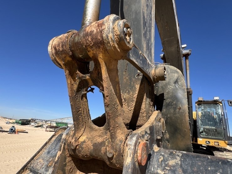 2019-deere-670g-lc-image-11