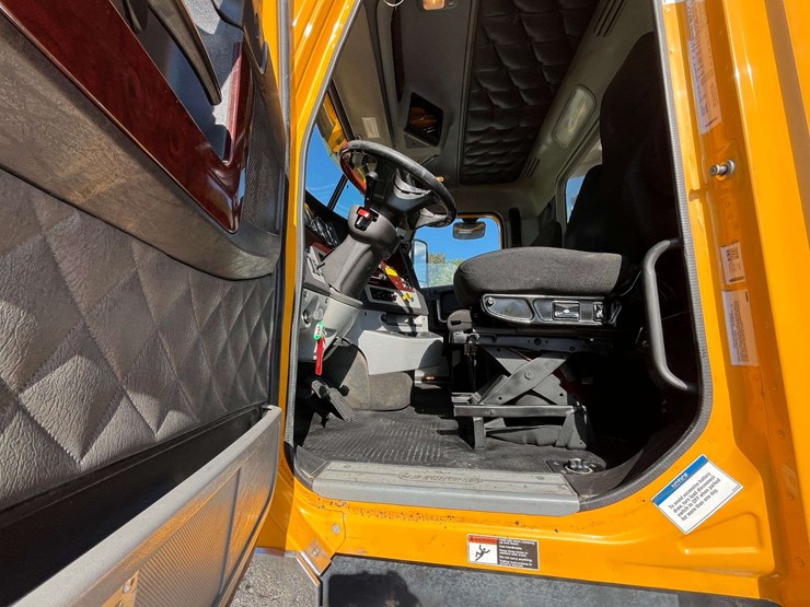 2020-freightliner-122sd-image-62