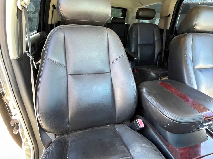 2010-cadillac-escalade-image-79