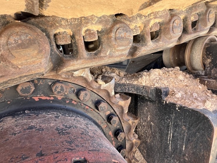 2019-deere-670g-lc-image-31