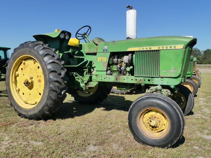 john-deere-2520-image-1