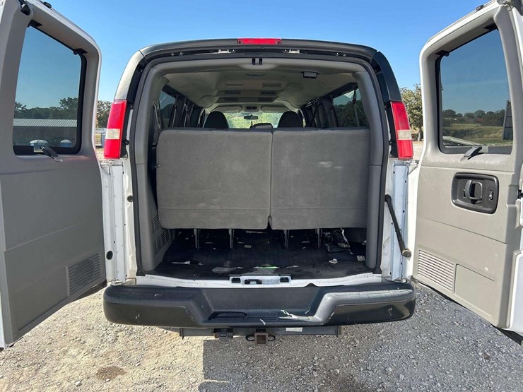 2013-chevrolet-express-3500-passenger-van-image-18