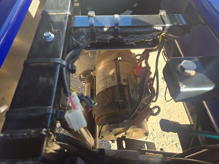 2024-gussi-italia-vivid-ev-peak-4f-lithium-golf-cart-image-12