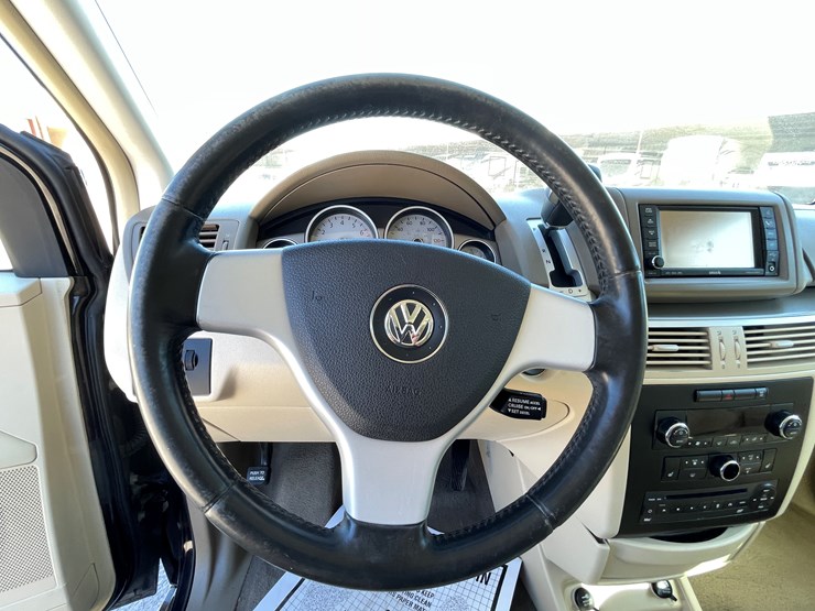 2010-volkswagen-routan-image-60