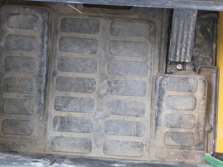 2023-new-holland-l328-image-33