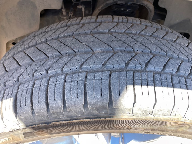 2010-cadillac-escalade-image-14