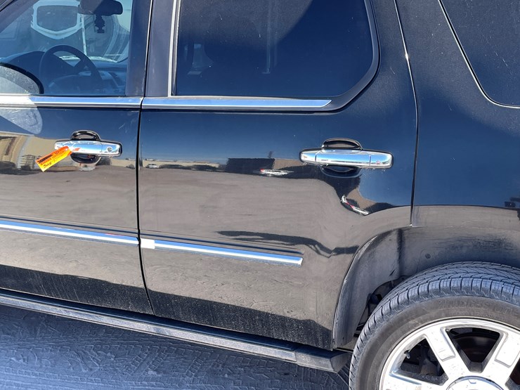 2010-cadillac-escalade-image-36