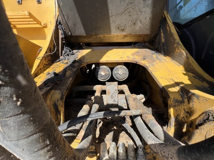 2019-deere-670g-lc-image-26