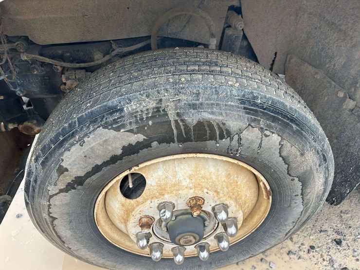 1989-mack-r690t-fuel-&-lube-truck-image-12