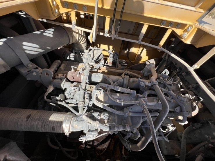 2019-deere-670g-lc-image-52