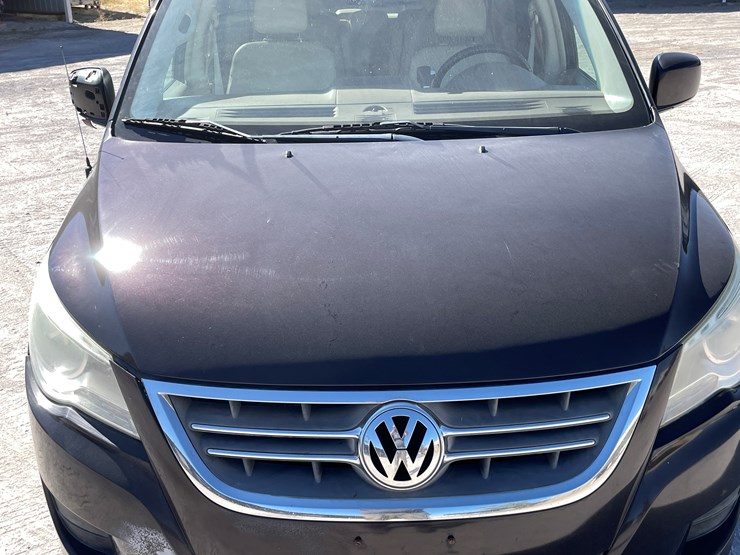 2010-volkswagen-routan-image-22