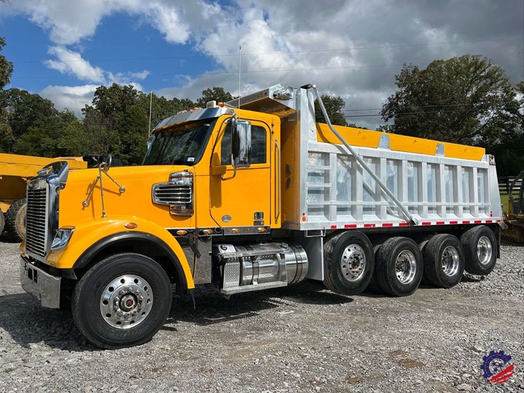 2020-freightliner-122sd-image-1