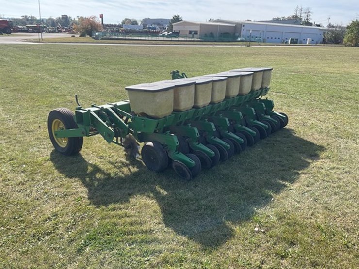 #52-•-1974-john-deere-p7100-planter-image-3