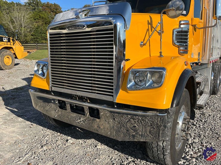 2020-freightliner-122sd-image-22