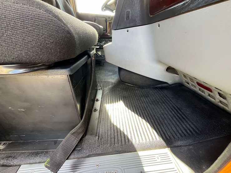 2020-freightliner-122sd-image-61