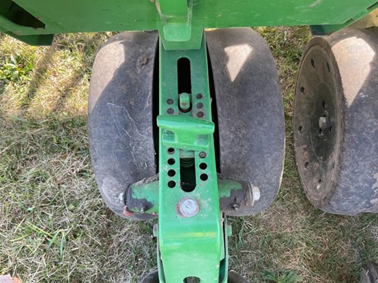 #52-•-1974-john-deere-p7100-planter-image-11