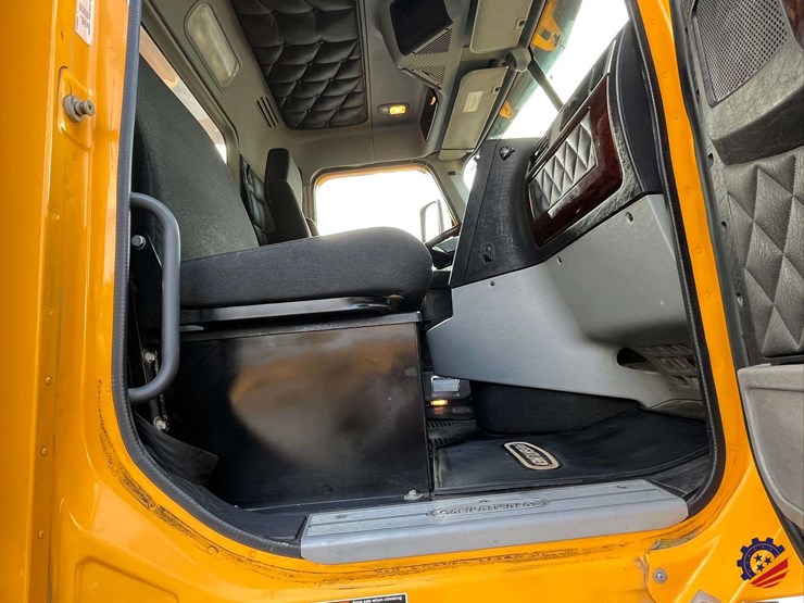 2020-freightliner-122sd-image-56