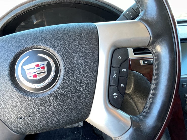 2010-cadillac-escalade-image-57