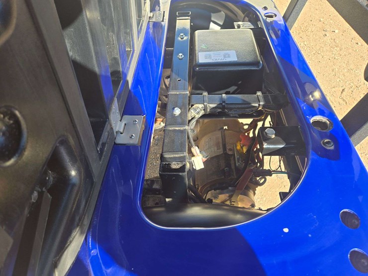 2024-gussi-italia-vivid-ev-peak-4f-lithium-golf-cart-image-10