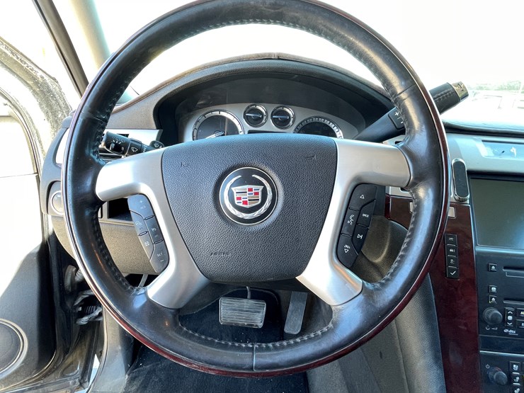 2010-cadillac-escalade-image-55