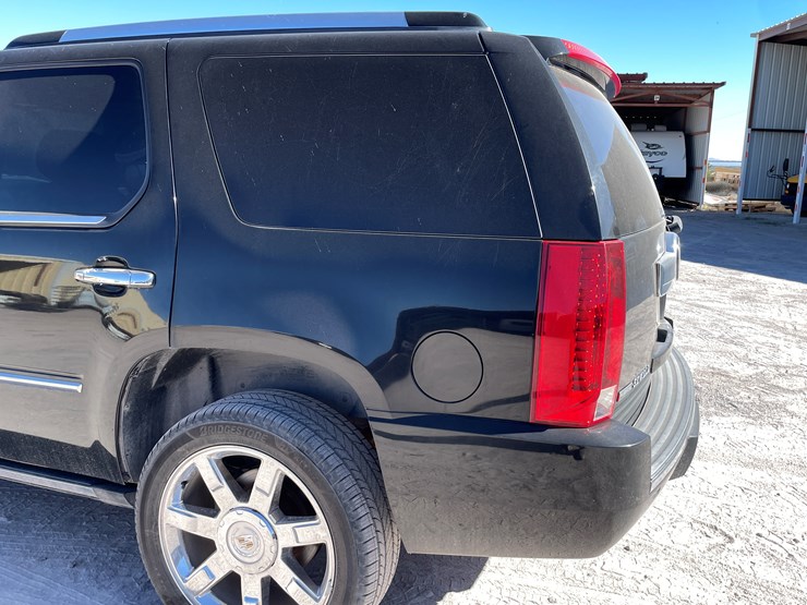 2010-cadillac-escalade-image-35