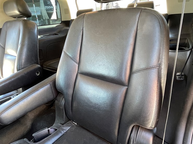 2010-cadillac-escalade-image-108