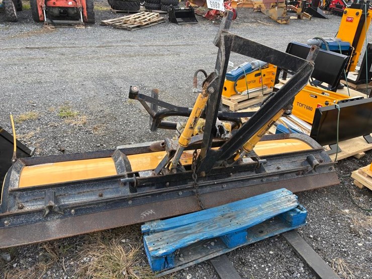 meyers-7.5ft-poly-snow-plow-image-4