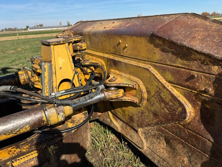 2008-deere-750j-xlt-image-26