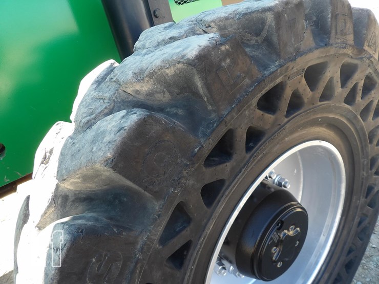 2017-sky-trak-10042-image-18