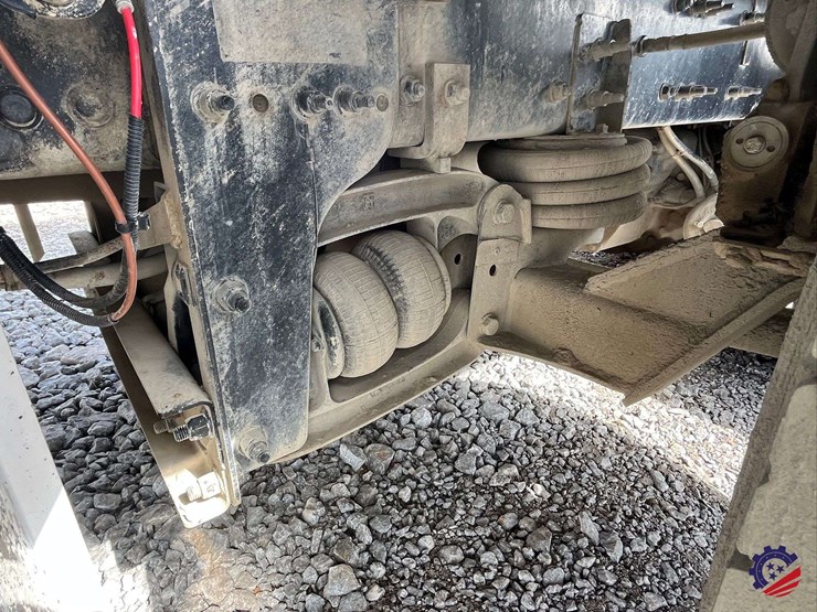 2020-freightliner-122sd-image-28