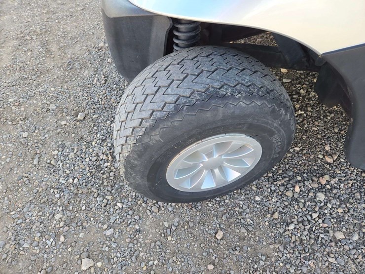 2019-e-z-go-rxv-electric-golf-cart-image-6