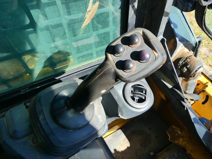 2023-deere-318g-image-16