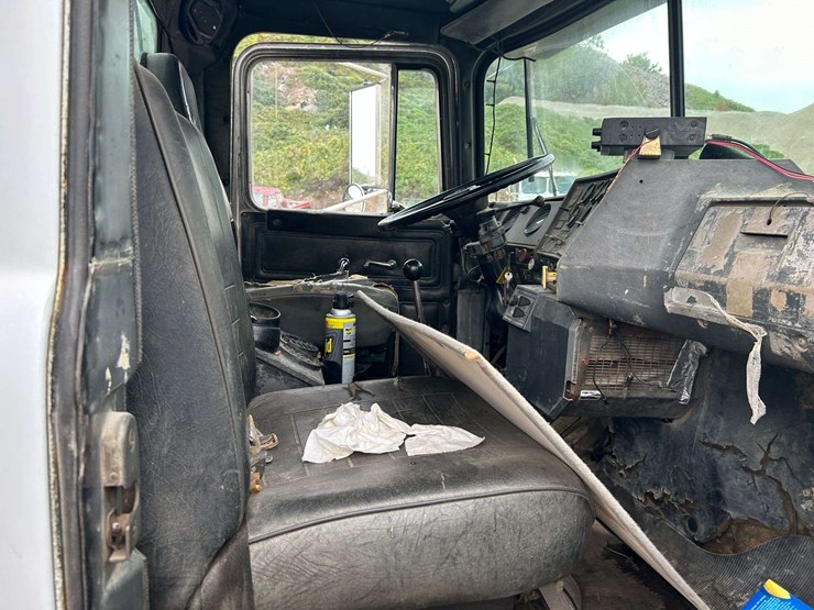 1989-mack-r690t-fuel-&-lube-truck-image-29