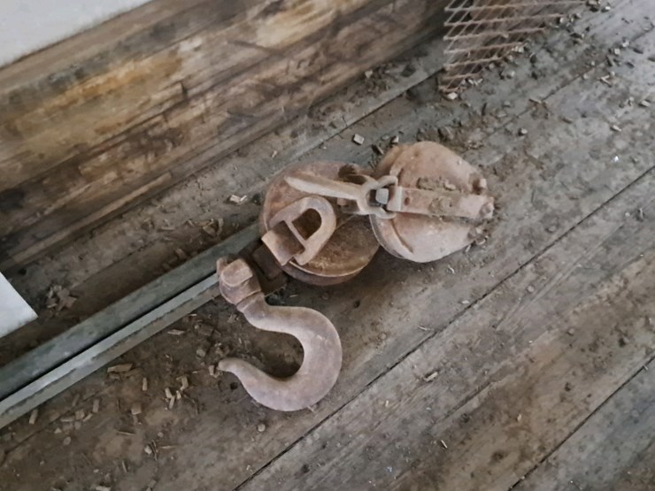 #701-•-53'-semi-trailer-and-contents-image-14