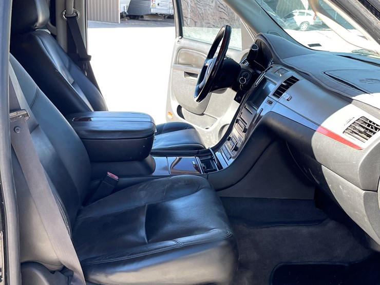 2010-cadillac-escalade-image-74