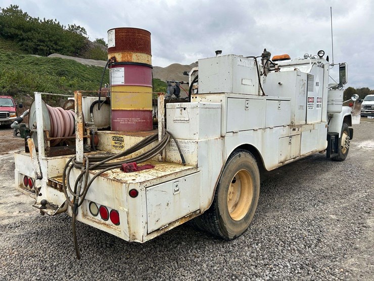 1989-mack-r690t-fuel-&-lube-truck-image-6