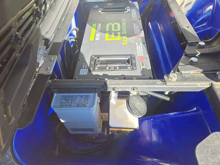 2024-gussi-italia-vivid-ev-peak-4f-lithium-golf-cart-image-14