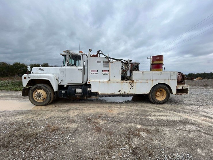 1989-mack-r690t-fuel-&-lube-truck-image-2